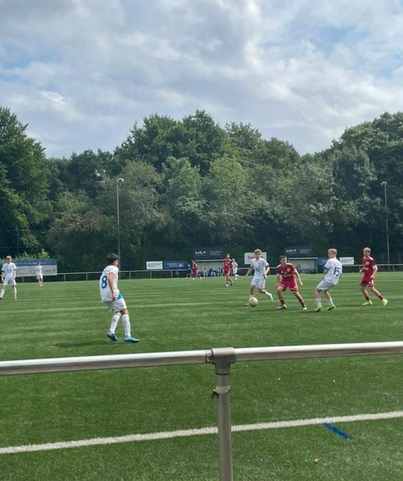 B1 Zeigt Trotz Niederlage Kampfgeist Gegen Bezirksligisten – Saisonstart in der So-Klasse im Fokus