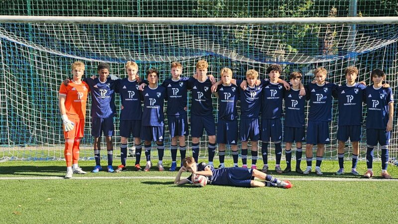 B1 | SV Berghofen – VFR Sölde 0:3 ⚽Nur als Mannschaft kann man gewinnen. Heute waren wir keine.Alles war angerichtet: ein Gegner mit zwei Niederlagen im Rücken, den wir erst letzte Woche mit 3:1 nach Hause geschickt haben. Wir hätten nur wollen müssen. Stattdessen haben wir nach zehn Minuten aufgehört, Fußball zu spielen. Das ist, als würde man die Mathe-Klausur nach der Hälfte der Zeit abgeben, obwohl noch Aufgaben offen sind.Viermal Aluminium kann man Pech nennen. Aber gegen eine Mannschaft, die eine Woche zuvor sieben Gegentore kassiert hat, kaum eine herausgespielte Chance zu haben, hat mit Pech nichts zu tun. Das 0:3 ist verdient.Und nein, das ist keine Systemfrage, auch wenn dem 4-2-3-1 gerne nachgetrauert wird. Es ist eine Frage von Charakter, von Wollen und von Körpersprache.Genau davon war heute viel zu wenig zu sehen. Wer Ansprüche stellen will, muss sie auf dem Platz einlösen. Ein paar Spieler haben sich gewehrt, das erkennen wir an. Für den Rest gilt: So reicht es nicht.Platz 10 zeigt, wo wir gerade stehen. Die Plätze 1 bis 3 sind weit weg, die Abstiegszone ist näher, als uns lieb sein kann.Wenn wir nicht schnell wieder als Team auftreten (weil Fußbsll spielen können wir eigentlich) und uns auf Fußball statt auf Nebenschauplätze konzentrieren, wird diese Saison sehr lang.An alle, die heute am Platz standen: Entschuldigung für diesen Auftritt. Das war nicht das, wofür wir stehen. 💙🤍