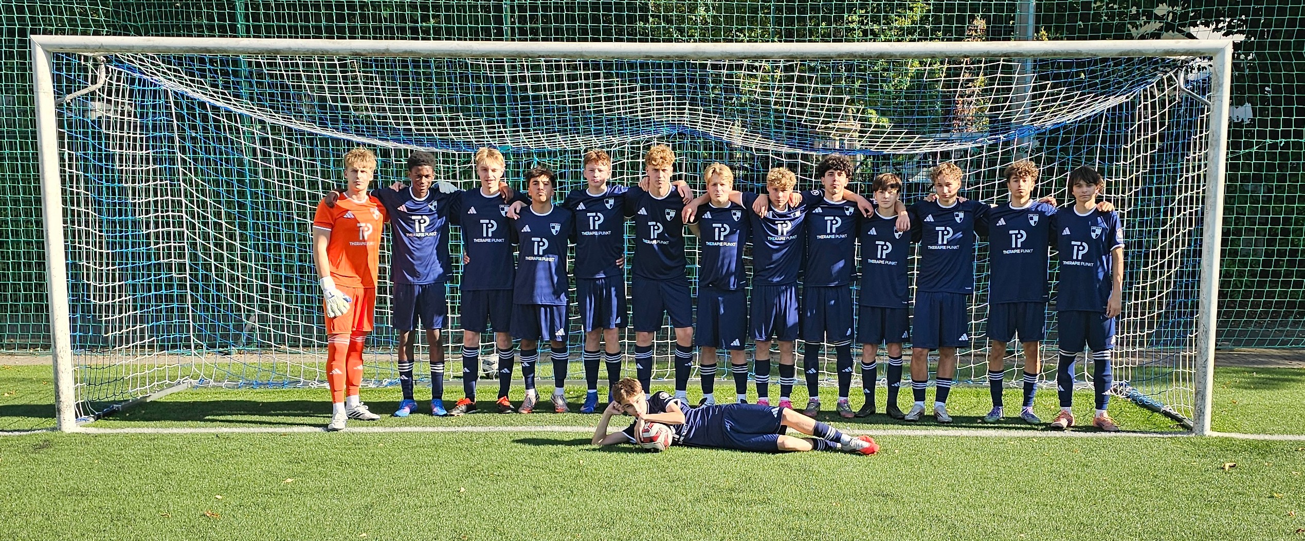 Mehr über den Artikel erfahren B1 | SV Berghofen – VFR Sölde 0:3 ⚽Nur als Mannschaft kann man gewinnen. Heute waren wir keine.Alles war angerichtet: ein Gegner mit zwei Niederlagen im Rücken, den wir erst letzte Woche mit 3:1 nach Hause geschickt haben. Wir hätten nur wollen müssen. Stattdessen haben wir nach zehn Minuten aufgehört, Fußball zu spielen. Das ist, als würde man die Mathe-Klausur nach der Hälfte der Zeit abgeben, obwohl noch Aufgaben offen sind.Viermal Aluminium kann man Pech nennen. Aber gegen eine Mannschaft, die eine Woche zuvor sieben Gegentore kassiert hat, kaum eine herausgespielte Chance zu haben, hat mit Pech nichts zu tun. Das 0:3 ist verdient.Und nein, das ist keine Systemfrage, auch wenn dem 4-2-3-1 gerne nachgetrauert wird. Es ist eine Frage von Charakter, von Wollen und von Körpersprache.Genau davon war heute viel zu wenig zu sehen. Wer Ansprüche stellen will, muss sie auf dem Platz einlösen. Ein paar Spieler haben sich gewehrt, das erkennen wir an. Für den Rest gilt: So reicht es nicht.Platz 10 zeigt, wo wir gerade stehen. Die Plätze 1 bis 3 sind weit weg, die Abstiegszone ist näher, als uns lieb sein kann.Wenn wir nicht schnell wieder als Team auftreten (weil Fußbsll spielen können wir eigentlich) und uns auf Fußball statt auf Nebenschauplätze konzentrieren, wird diese Saison sehr lang.An alle, die heute am Platz standen: Entschuldigung für diesen Auftritt. Das war nicht das, wofür wir stehen. 💙🤍